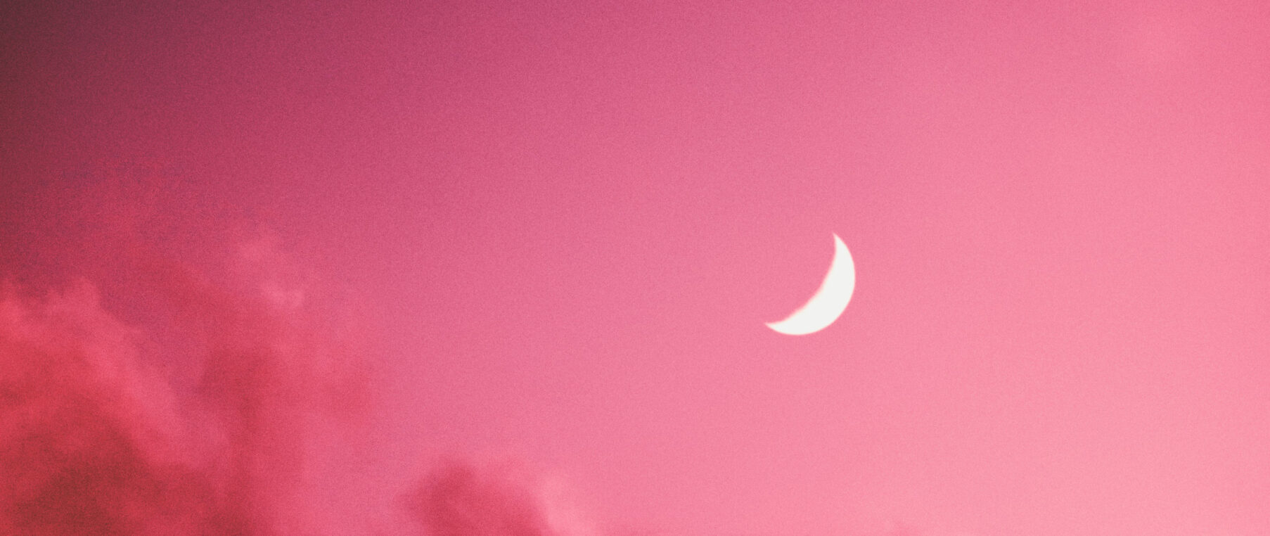 Hình nền Pink Moon sẽ đưa bạn đến với một thế giới mơ mộng, lãng mạn và đầy sức hút. Chỉ cần nhìn vào bức hình này, bạn đã có thể cảm nhận được sự yên bình của một đêm trăng tròn.
